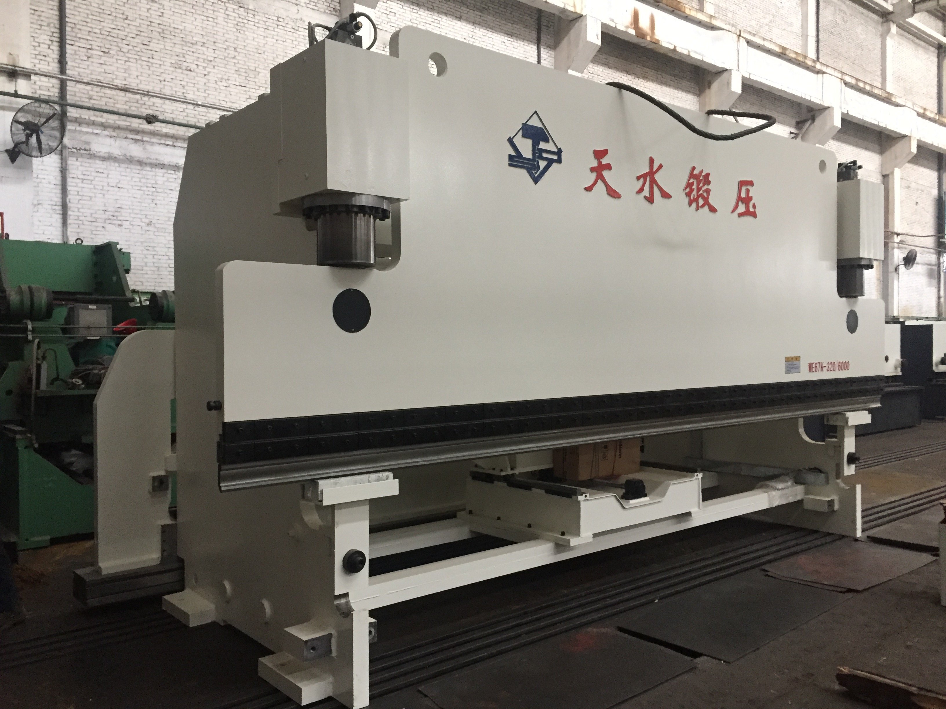 مكابح سيكرو CNC للخدمة الشاقة (WE67K-650/6000)